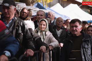 (Video) O veșnică întrebare: merită efortul de a aștepta atâtea ore la închinare la Sfânta Parascheva?