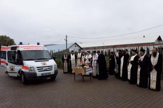 Episcopia Hușilor inaugurează un centru medical. Crucea Roșie Bavareză a donat prima ambulanță