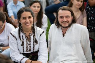 tineri zâmbind