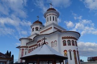 Liturghie arhierească în Parohia „Sfinții Voievozi”-CFR din Bacău