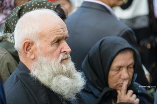 „Cinsteşte pe tatăl tău şi pe mama ta, ca să îţi fie bine şi să trăieşti ani mulţi pe pământ”
