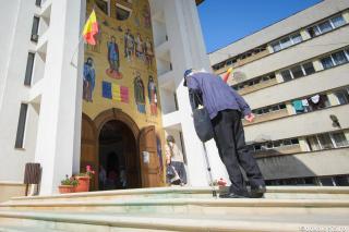 credincioși intrând în biserică