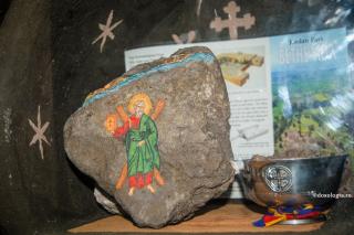 Sfântul Andrei pictat pe piatră