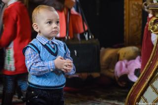 copil în biserică