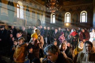 Cum se cuvine să stăm în biserică