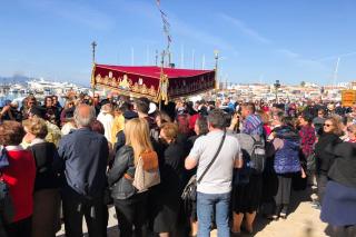 (Foto) Procesiune cu moaștele Sfântului Ierarh Nectarie în Insula Eghina – 9 noiembrie 2019