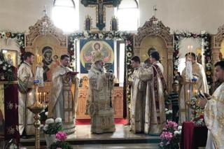 Liturghii arhiereşti în două parohii băcăuane