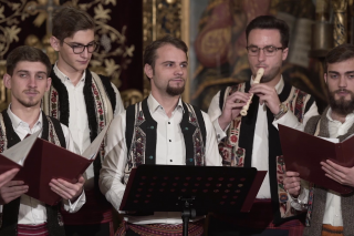 (Video) Noi umblăm să colindăm (Colind din Transnistria) – Corul Trysaghion
