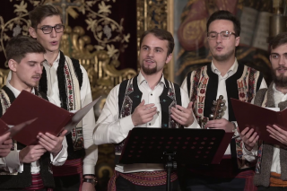(Video) Trandafir frumos – Corul Trysaghion