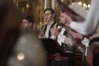 (Video) La tulpina mărului – Corul Trysaghion