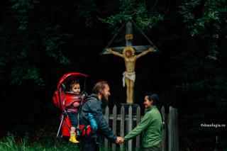 familie lângă troiță