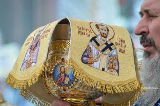 În Sfântul Potir străluceau raze luminoase