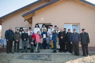 (Video) O casă construită de Mănăstirea Hadâmbu pentru o familie nevoiașă cu 10 copii