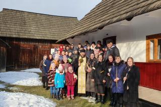Părinții de la Mănăstirea Putna au mers în satele românești din nordul Bucovinei