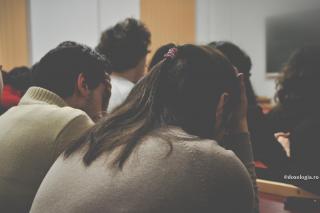 studenți cu mâna la frunte