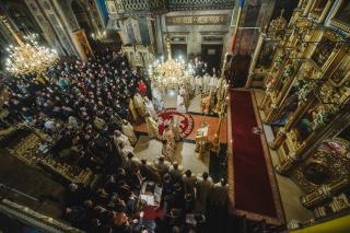 (Foto) Studenții teologi și elevii seminariști ieșeni și-au sărbătorit împreună Sfinții ocrotitori, prin Liturghie arhierească