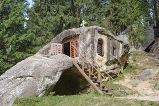 Cei ce trăiesc singuri, în peşteri, ajută Biserica?