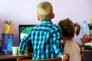 copii privind la laptop