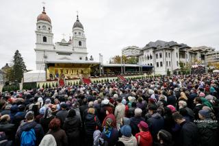 credincioși participând la Sfânta Liturghie