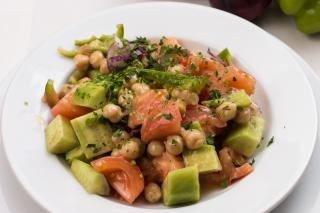 Salată hrănitoare cu năut