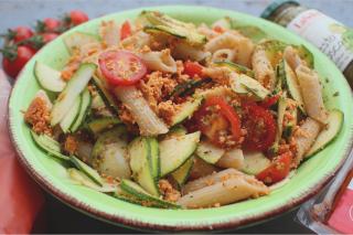 Salată de penne cu zucchini