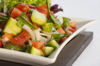 Salată proaspătă cu busuioc verde