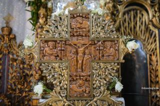 cruce sculptată din lemn