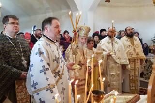 IPS Arhiepiscop Pimen, la Mitocu Dragomirnei: „Cuvintele de învățătură ale mamei și ale tatălui se înrădăcinează în sufletele copiilor”