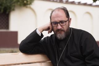 (Video) Părintele Constantin Necula: „Îi pasăm pe copii în fața televizorului și aproape că-i uităm acolo”