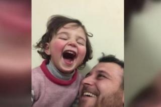 Un tată din Siria a inventat un joc pentru a-și proteja fiica în timpul atacurilor cu bombă