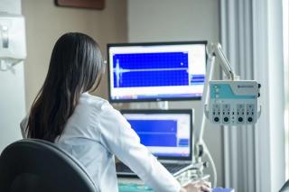 Biserica donează monitoare medicale pentru Spitalul din Piatra Neamț