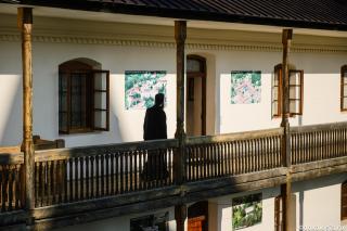 călugăr în cerdac