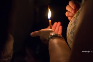 lumânare aprinsă în mână