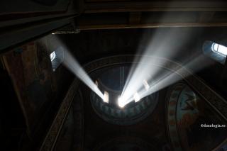 raze de lumină în biserică