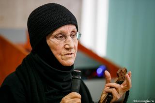 (Video) Îndemnuri pentru actuala epidemie: „Medicii trebuie să se înfășoare în rugăciune” - Maica Siluana Vlad
