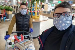 12 persoane vârstnice aflate în autoizolare, ajutate de voluntarii Colegiului „Sfântul Nicolae” din Iași