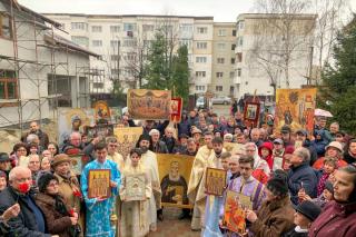 Sfintele icoane, cinstite în Parohia „Sfinţii Trei Ierarhi” din Bacău