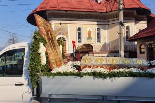 Acum, când noi nu mai putem merge la sfinți, vin sfinții la noi!