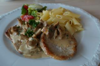 Cotlet de porc cu ciuperci și paste