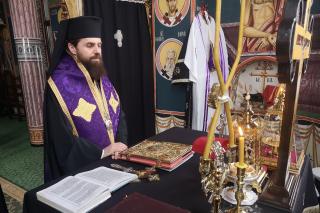 (Video) „Hristos, Cel răstignit pe Cruce, îmbrățișează întreaga lume” – PS Benedict Bistrițeanul