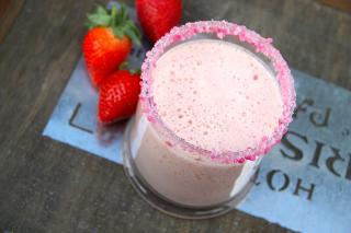 Milkshake cu banane și căpșune