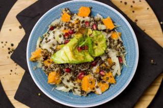 Salată de linte cu quinoa