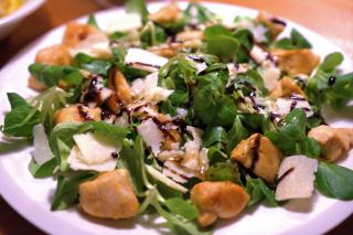 Salată de valeriană cu piept de pui