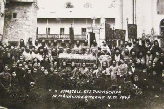 Racla Sfintei Parascheva la Mănăstirea Neamţ, în anul 1947