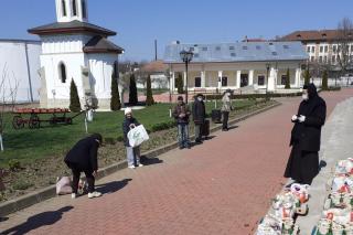 Fundația „Episcop Melchisedec”, implicată în acţiuni filantropice