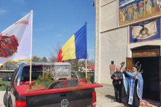 Procesiune cu icoane făcătoare de minuni, la Roman și la Bacău