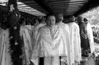 Părintele Nicolae Apetroae a fost înmormântat lângă ctitoria sa de la Parohia Bradu