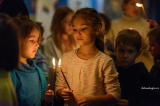 (Video) Maria, 11 ani: De ce ne opresc să participăm la Sfânta Liturghie?