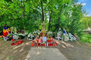 (Foto) Mormântul IPS Părinte Pimen – Altar de flori și lumânări aprinse (25 mai 2020)