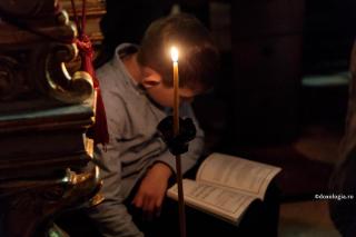 (Video) Maria, 10 ani: Este bine dacă citesc povești religioase în timpul Sfintei Liturghii?